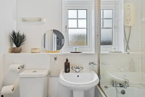Een haardroger, handdoeken, zeep, shampoo