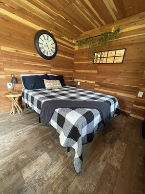 1 bedroom, bed sheets - Cozy Cabin for 4 / Quiet Wilderness Stay / Illinois River (Tahlequah)