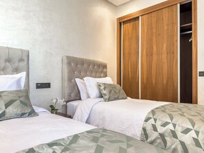 2 bedrooms, iron/ironing board, WiFi