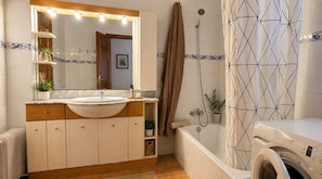 Douche, séchoir à cheveux, serviettes fournies