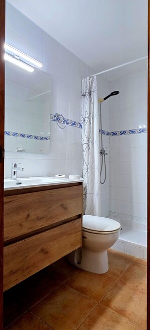 Douche, sĂšche-cheveux, serviettes fournies