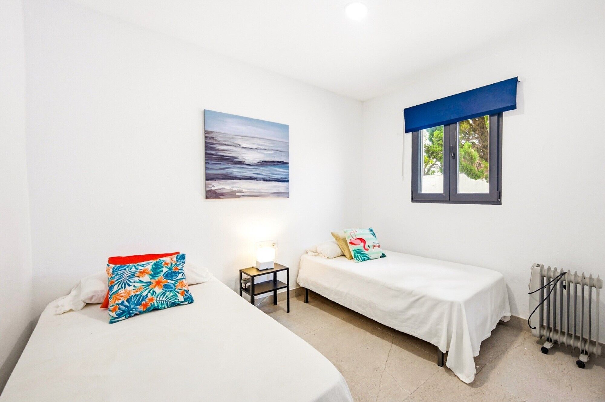 Tabla de planchar con plancha, wifi, ropa de cama