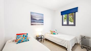 Tabla de planchar con plancha, wifi, ropa de cama