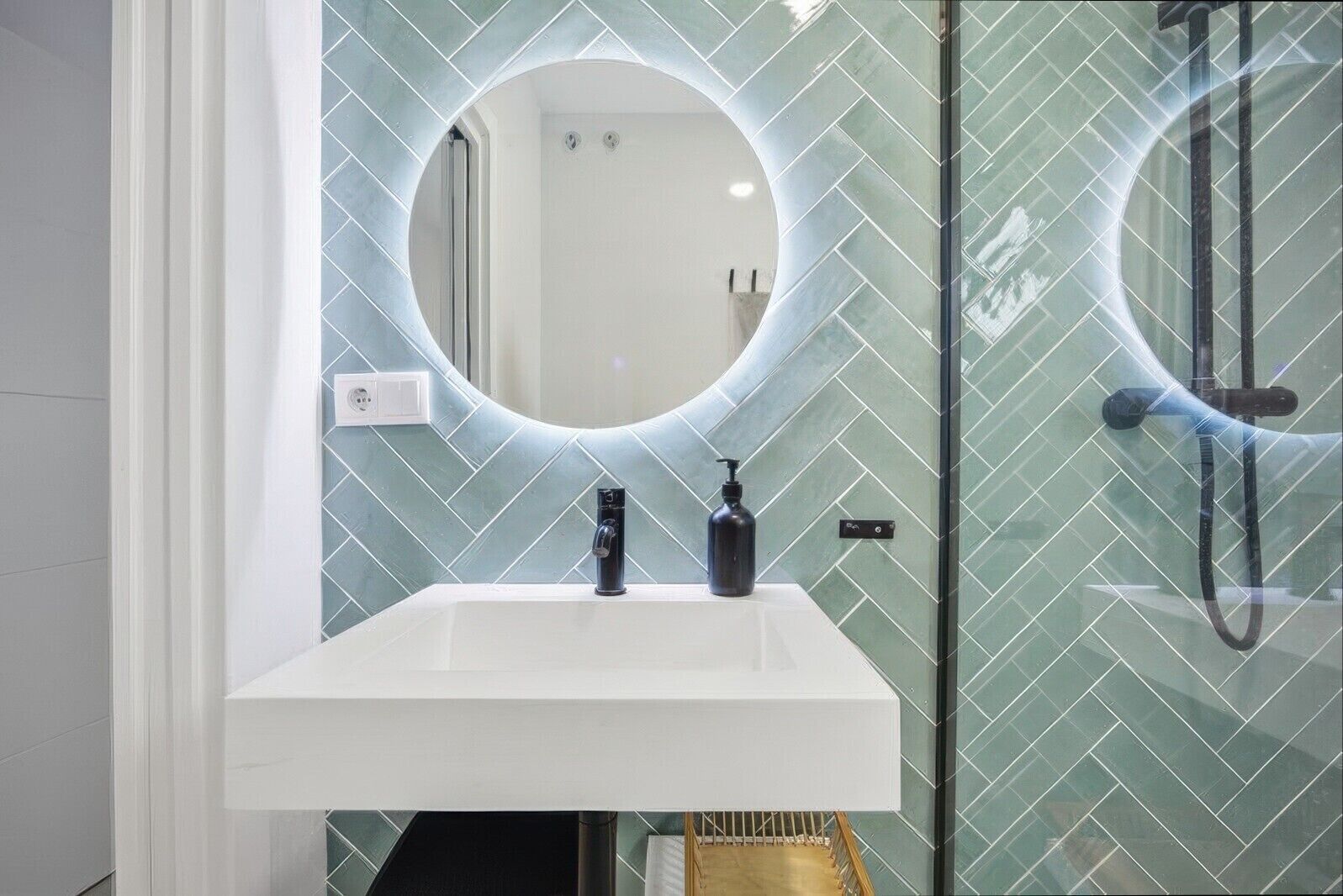Shower, towels