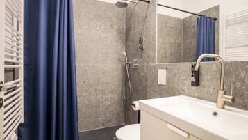 Dusche, Haartrockner, Handtücher, Shampoo