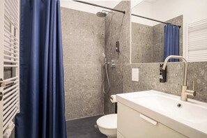 Dusche, Haartrockner, Handtücher, Shampoo