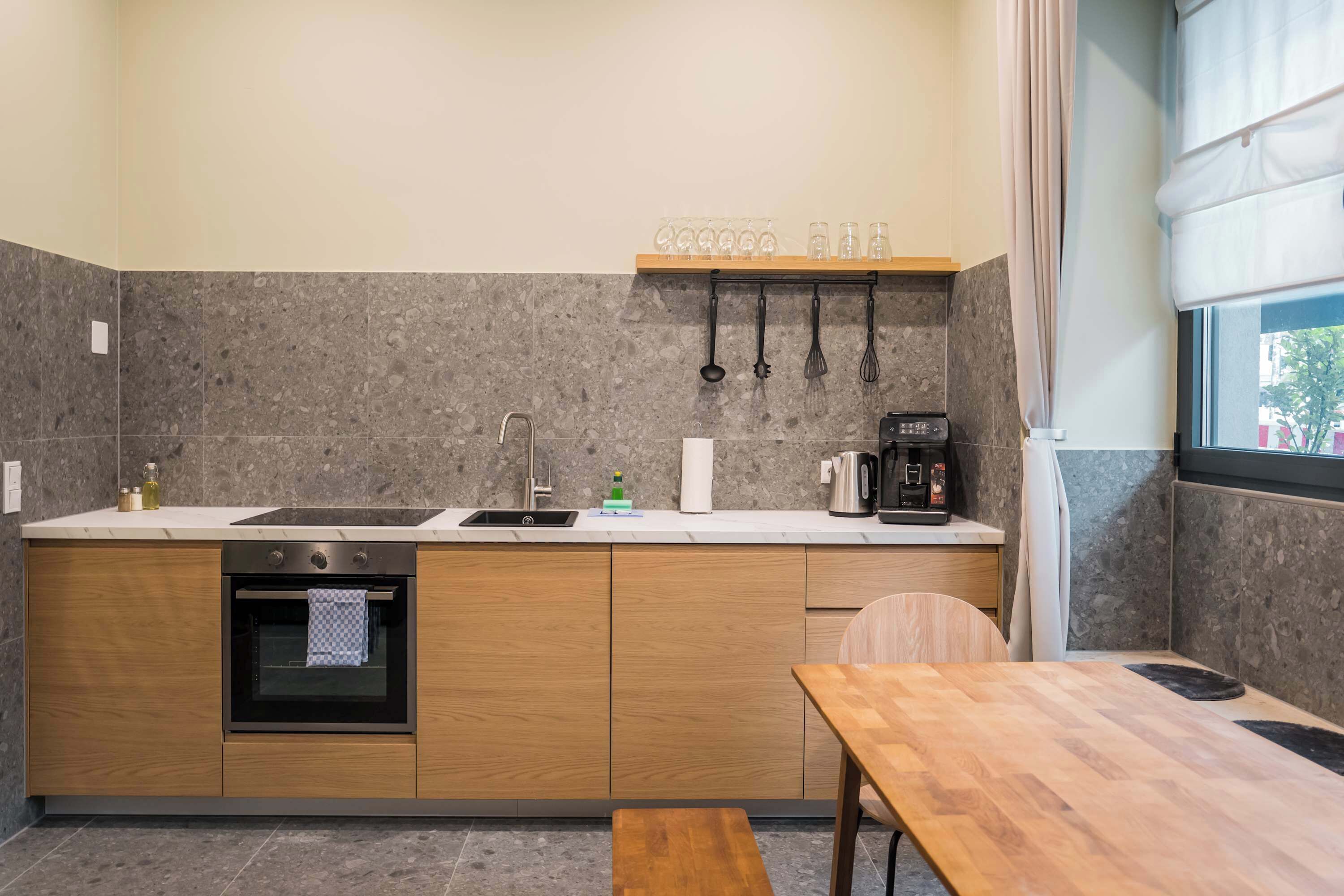 Fridge, oven, stovetop, dishwasher
