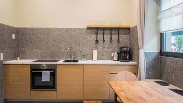 Fridge, oven, stovetop, dishwasher