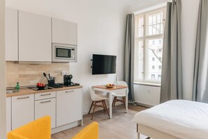 Desk, WiFi, bed sheets - Frankfurter Allee Double Apartments by Sabine (Berlin)