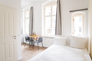 Desk, WiFi, bed sheets - Frankfurter Allee Double Apartments by Sabine (Berlin)