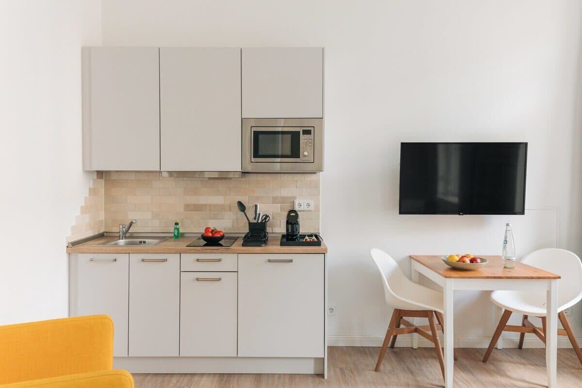 Frigorifero, microonde, forno, piano cottura