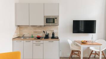 Frigorifero, microonde, forno, piano cottura