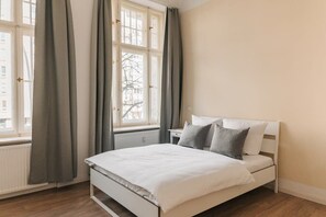 Desk, WiFi, bed sheets - Frankfurter Allee Double Apartments by Sabine (Berlin)