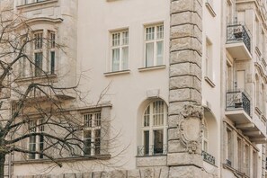 Ein mehrstöckiges Gebäude mit Bogenfenstern und Steindetails, das einen historischen oder klassischen Architekturstil vermittelt.