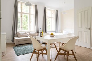 Dining - Frankfurter Allee Superior Apartments by Sabine (Berlin)