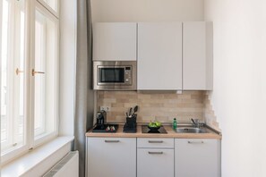 Microwave, stovetop, coffee/tea maker, electric kettle - Frankfurter Allee Triple Apartments by Sabine (Berlin)