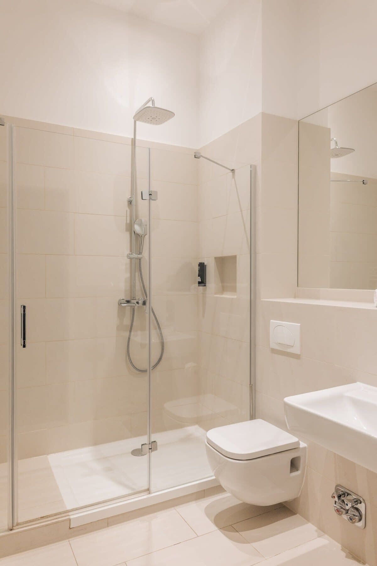 Dusche, Haartrockner, Handtücher, Shampoo