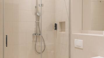 Dusche, Haartrockner, Handtücher, Shampoo