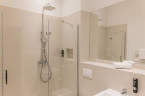 Shower, hair dryer, towels, shampoo - Frankfurter Allee Triple Apartments by Sabine (Berlin)