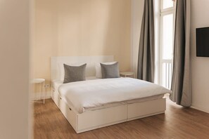 Desk, WiFi, bed sheets - Frankfurter Allee Triple Apartments by Sabine (Berlin)