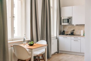 Microwave, stovetop, coffee/tea maker, electric kettle - Frankfurter Allee Triple Apartments by Sabine (Berlin)