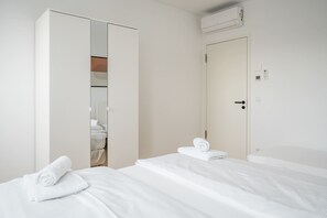 Tabla de planchar con plancha, wifi y ropa de cama 