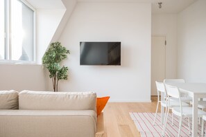 TV, offices - Modern top-floor apartment for 6 in Friedrichshain by Sabine (Berlin)
