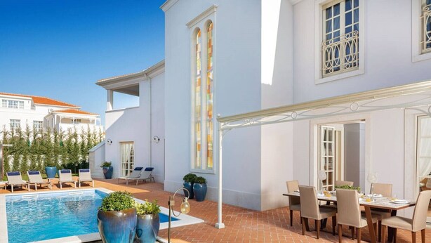 A poolside area with a pool, lounge chairs, and a dining table with chairs. - Villa Giulia – Luxury villa for up to 6 guests with heated private pool in peaceful surroundings. (Vabriga)