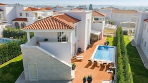 A modern villa with a swimming pool, a covered patio, and a well-maintained garden. - Villa Giulia – Luxury villa for up to 6 guests with heated private pool in peaceful surroundings. (Vabriga)