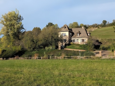 Spacious Charming House for 12 – Vineyard Views & Tranquility for Families/Friends/Sports Groups