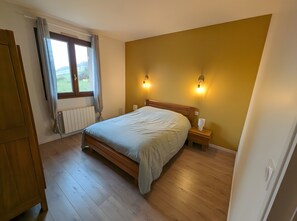 Tabla de planchar con plancha, wifi y ropa de cama 