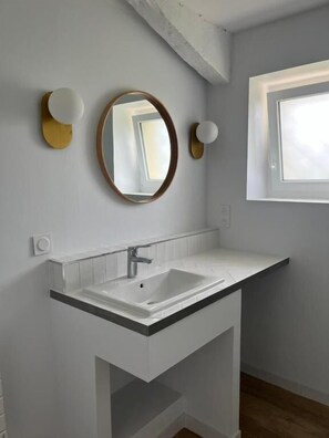 Ferienhaus, Gartenblick | Badezimmer