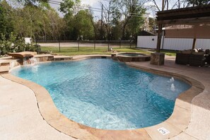 Pool - Luxury Pool+Hot Tub | Family & Pet Friendly (Tomball)