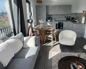 Living area - Cosy High Rise Apartment w/skyline views 
,5 min from Old Trafford & City Centre (Salford)