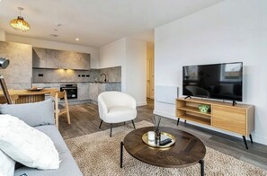 Living area - Cosy High Rise Apartment w/skyline views 
,5 min from Old Trafford & City Centre (Salford)