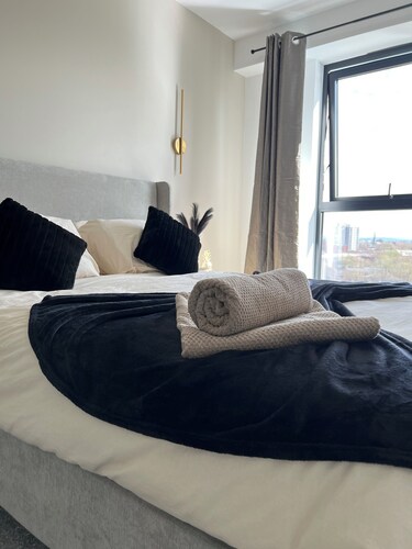 Cosy High Rise Apartment w/skyline views 
,5 min from Old Trafford & City Centre