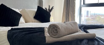 Cosy High Rise Apartment w/skyline views 
,5 min from Old Trafford & City Centre