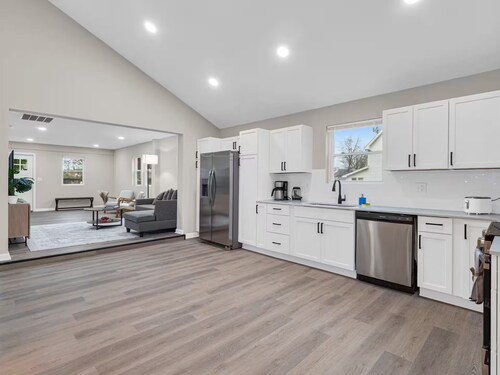 Stylish 3B Noblesville Retreat, 3 min to Downtown, 15 to Ruoff, Backyard Deck