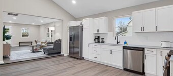 Stylish 3B Noblesville Retreat, 3 min to Downtown, 15 to Ruoff, Backyard Deck