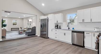 Stylish 3B Noblesville Retreat, 3 min to Downtown, 15 to Ruoff, Backyard Deck