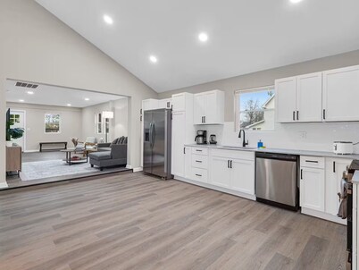 Stylish 3B Noblesville Retreat, 3 min to Downtown, 15 to Ruoff, Backyard Deck