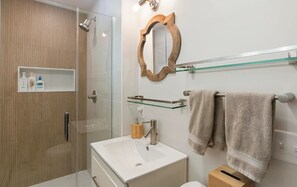 Hair dryer, towels - Fannie Hill Lodge @ the Hermitage (Wilmington)