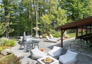 Outdoor dining - Fannie Hill Lodge @ the Hermitage (Wilmington)