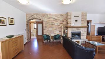 Apartment, 3 Bedrooms, Patio, Garden View | Living room