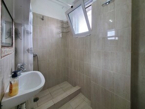 Secadora de cabello, toallas, jabón, papel de baño 