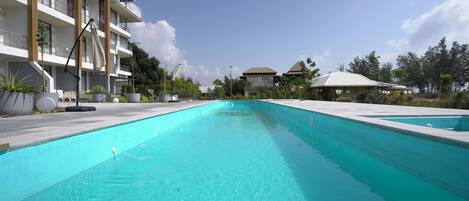 Una piscina al aire libre