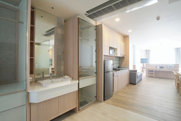 Deluxe Studio Suite, Sea View | Bathroom | Hair dryer, bidet, towels, soap - Koh Talu On Shore Resort by Koko (Bang Saphan)