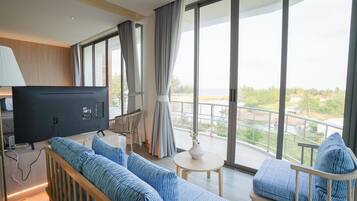 Habitación Grand, 2 habitaciones, vista al mar | Área de sala de estar