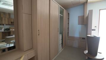 Una habitación moderna con un armario de madera, un escritorio y una silla.
