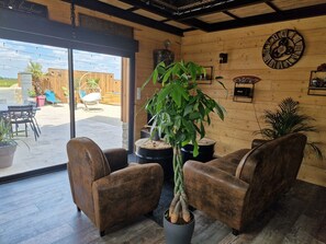 Interior - Industrial chalet with net and private spa (Sorigny)
